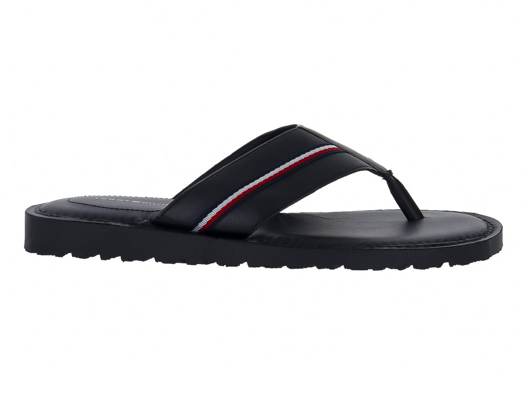 Sandalia Tommy Hilfiger color negro con detalle de franja roja y blanca en la tira superior.