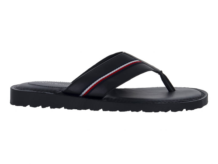Sandalia Tommy Hilfiger color negro con detalle de franja roja y blanca en la tira superior.