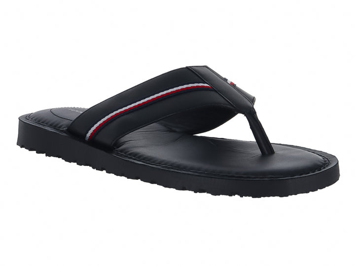 Sandalia Tommy Hilfiger color negro con detalle de franja roja y blanca en la tira superior.