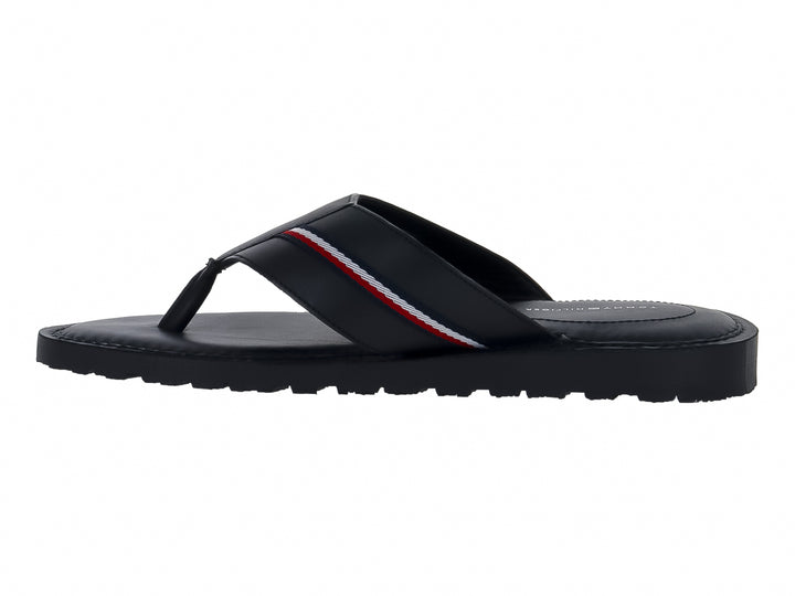 Sandalia Tommy Hilfiger color negro con detalle de franja roja y blanca en la tira superior.