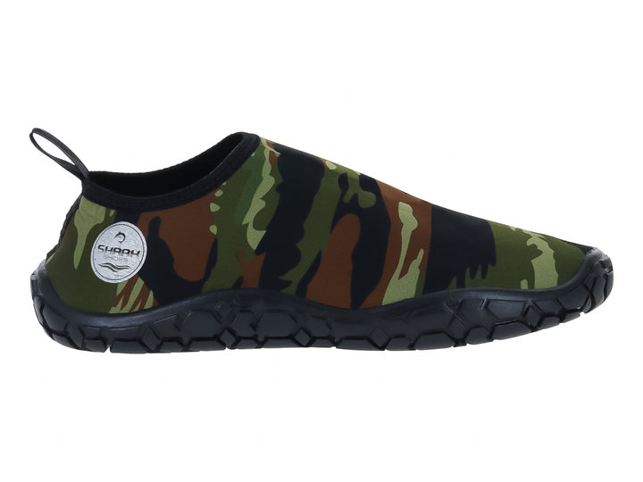 Zapato acuático Splash Pro con estampado de camuflaje verde, marrón y negro con suela negra.