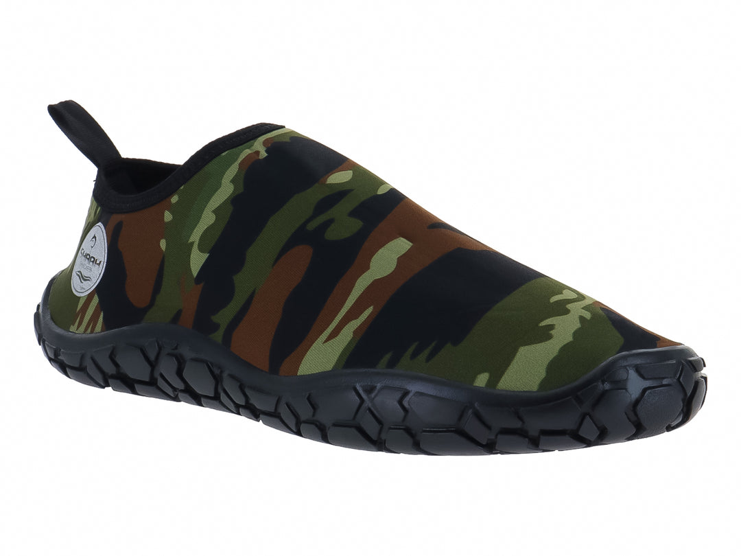 Zapato acuático Splash Pro con estampado de camuflaje verde, marrón y negro con suela negra.