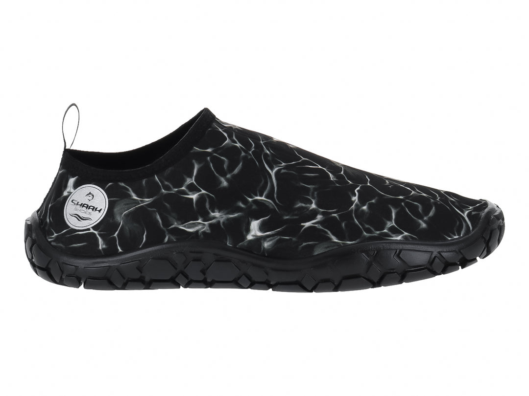 Zapato acuático Splash Pro negro con diseño de camuflaje blanco y suela antideslizante.