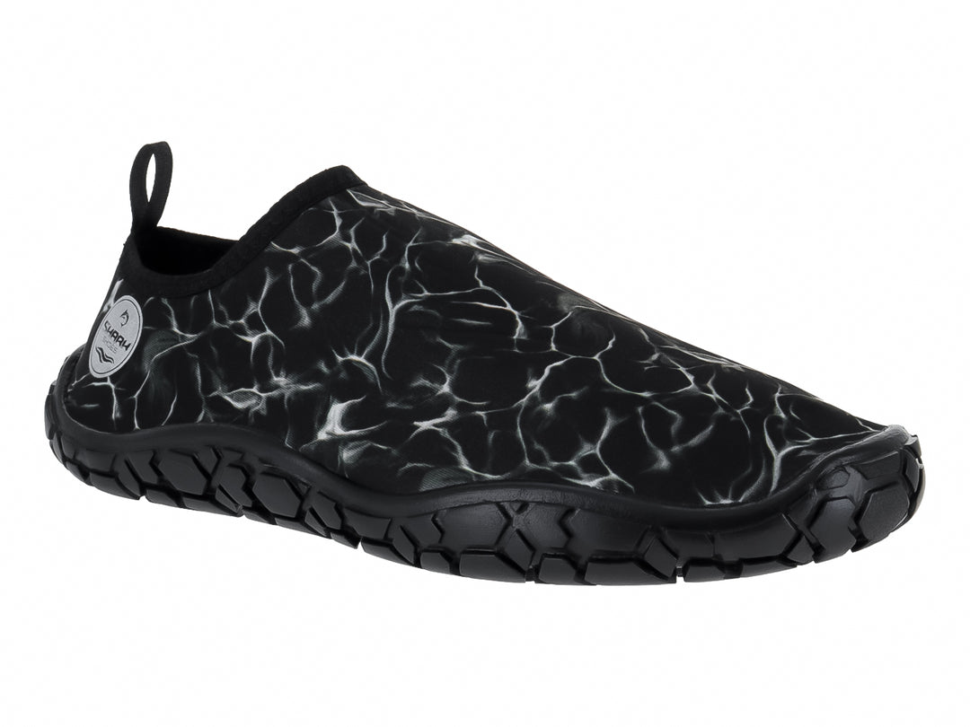 Zapato acuático Splash Pro negro con diseño de camuflaje blanco y suela antideslizante.