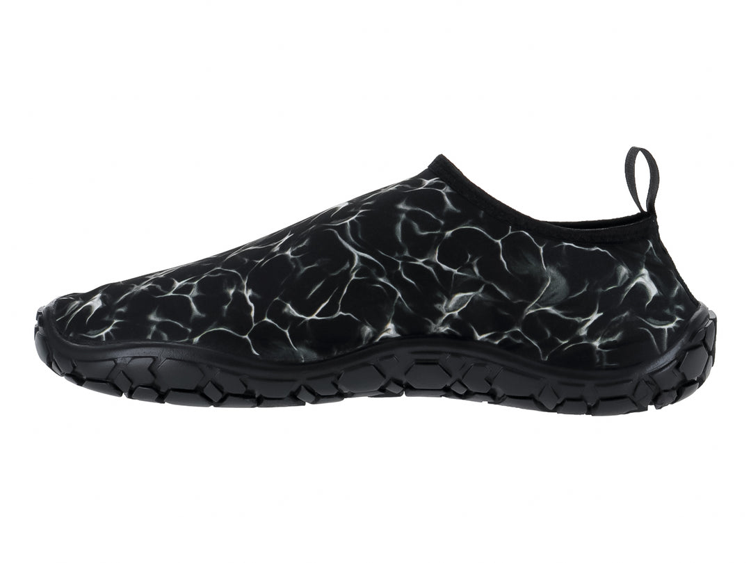 Zapato acuático Splash Pro negro con diseño de camuflaje blanco y suela antideslizante.