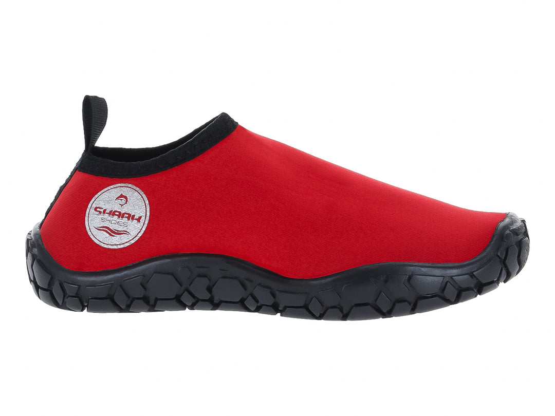 Zapato acuático Splash Pro de color rojo con suela negra y tirador posterior.