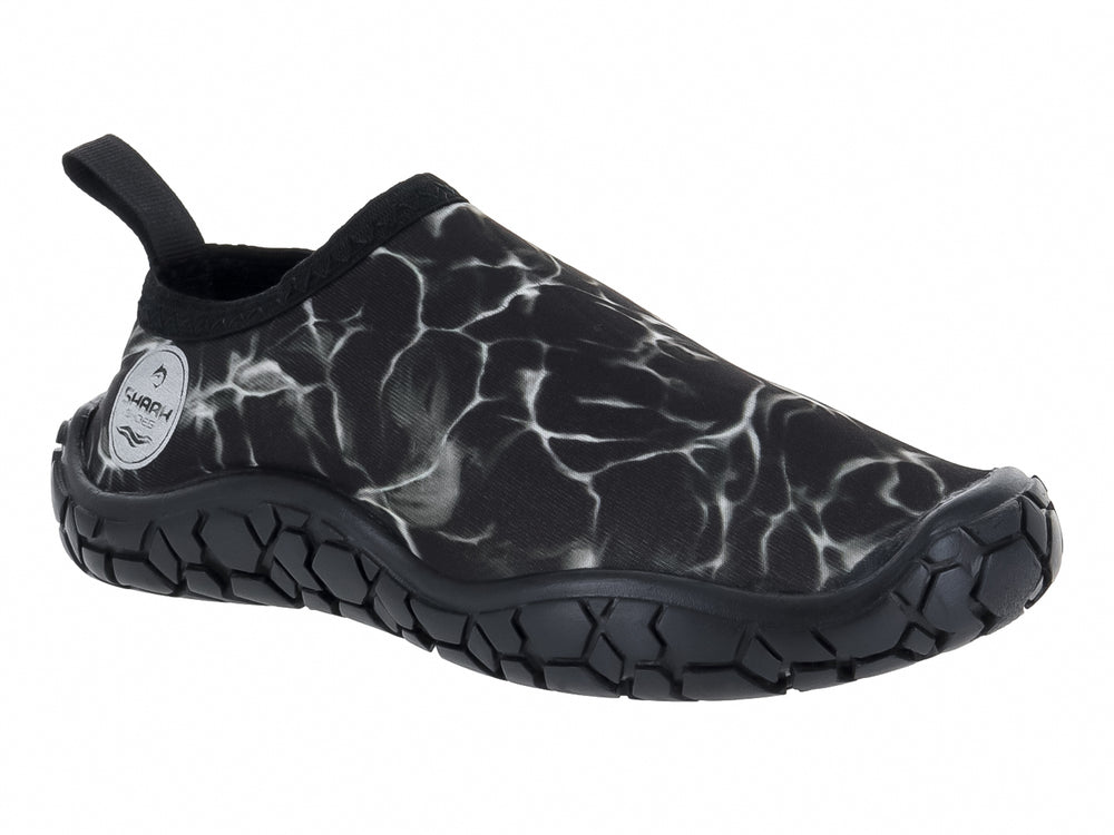 Zapato acuático negro con diseño de camuflaje blanco y suela gruesa de goma negra.