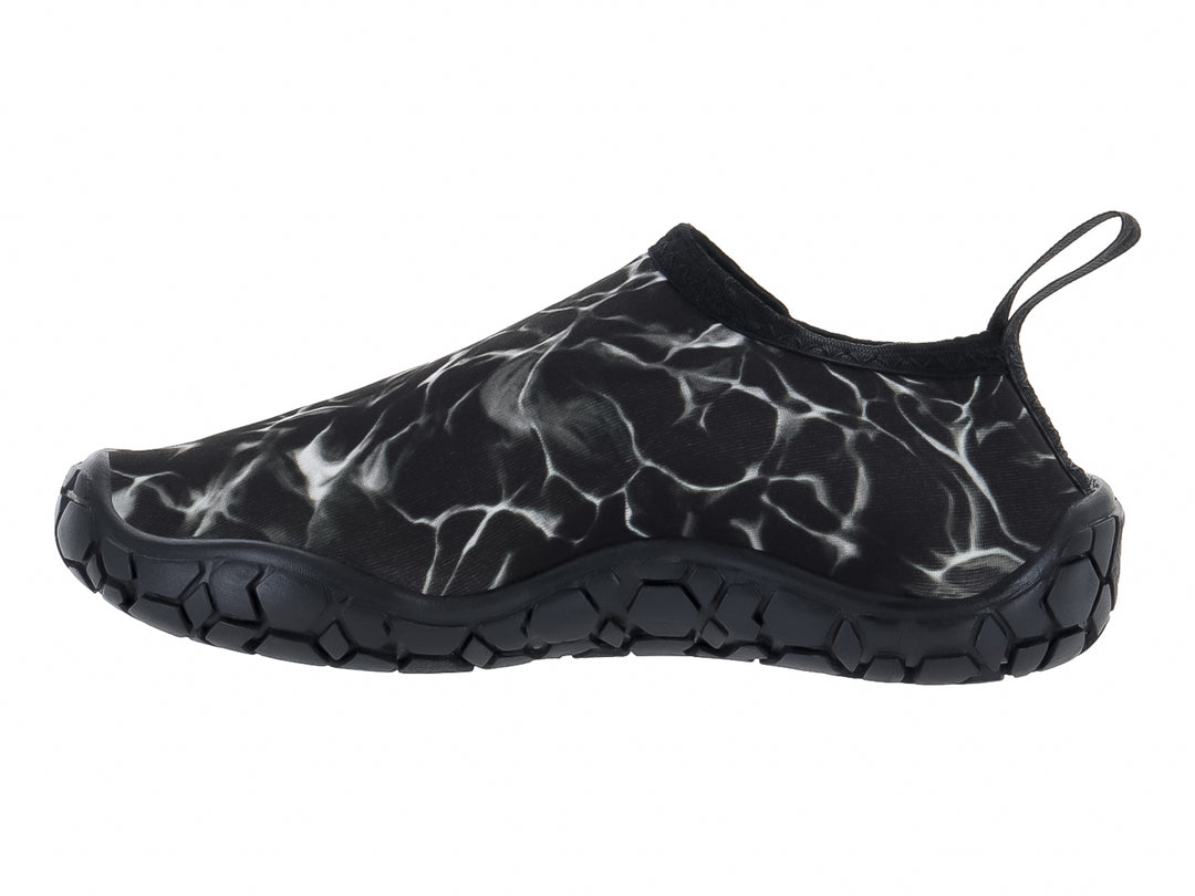 Zapato acuático negro con diseño de camuflaje blanco y suela gruesa de goma negra.