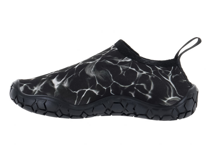 Zapato acuático negro con diseño de camuflaje blanco y suela gruesa de goma negra.