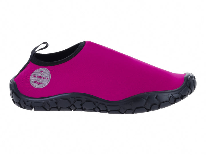 Zapato acuático Splash Pro color fucsia con suela negra texturizada y tirador posterior.