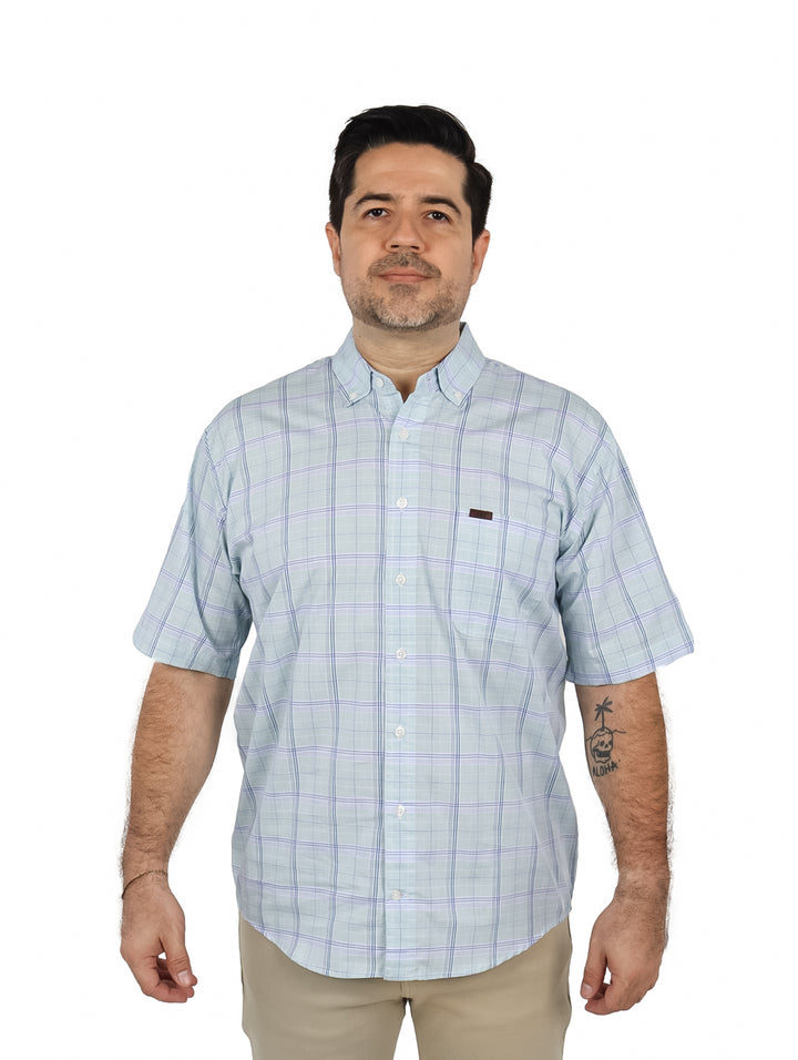 Hombre vistiendo una camisa de manga corta color aqua con estampado de cuadros pequeños.