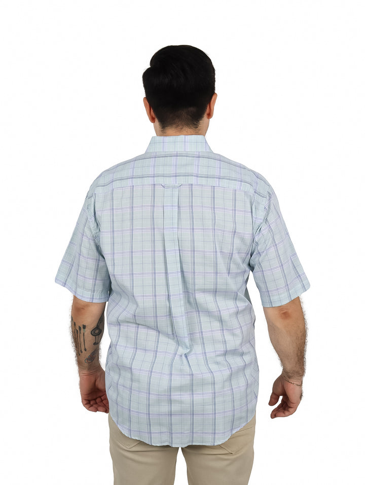 Hombre vistiendo una camisa de manga corta color aqua con estampado de cuadros pequeños.