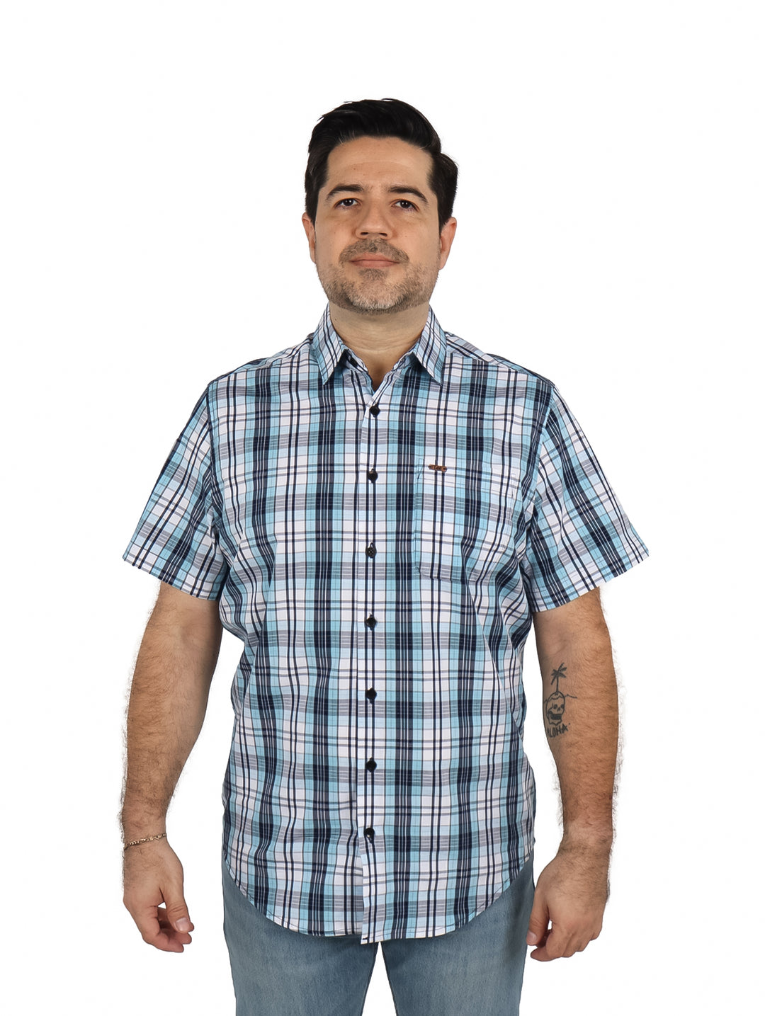 Hombre usando camisa de manga corta con diseño de cuadros en tonos azul y blanco.