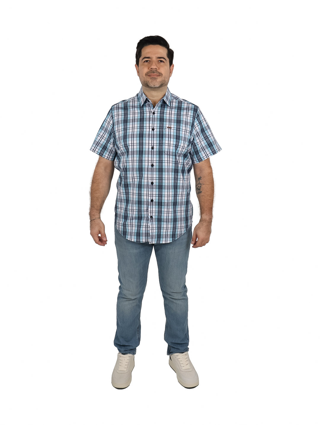 Hombre usando camisa de manga corta con diseño de cuadros en tonos azul y blanco.