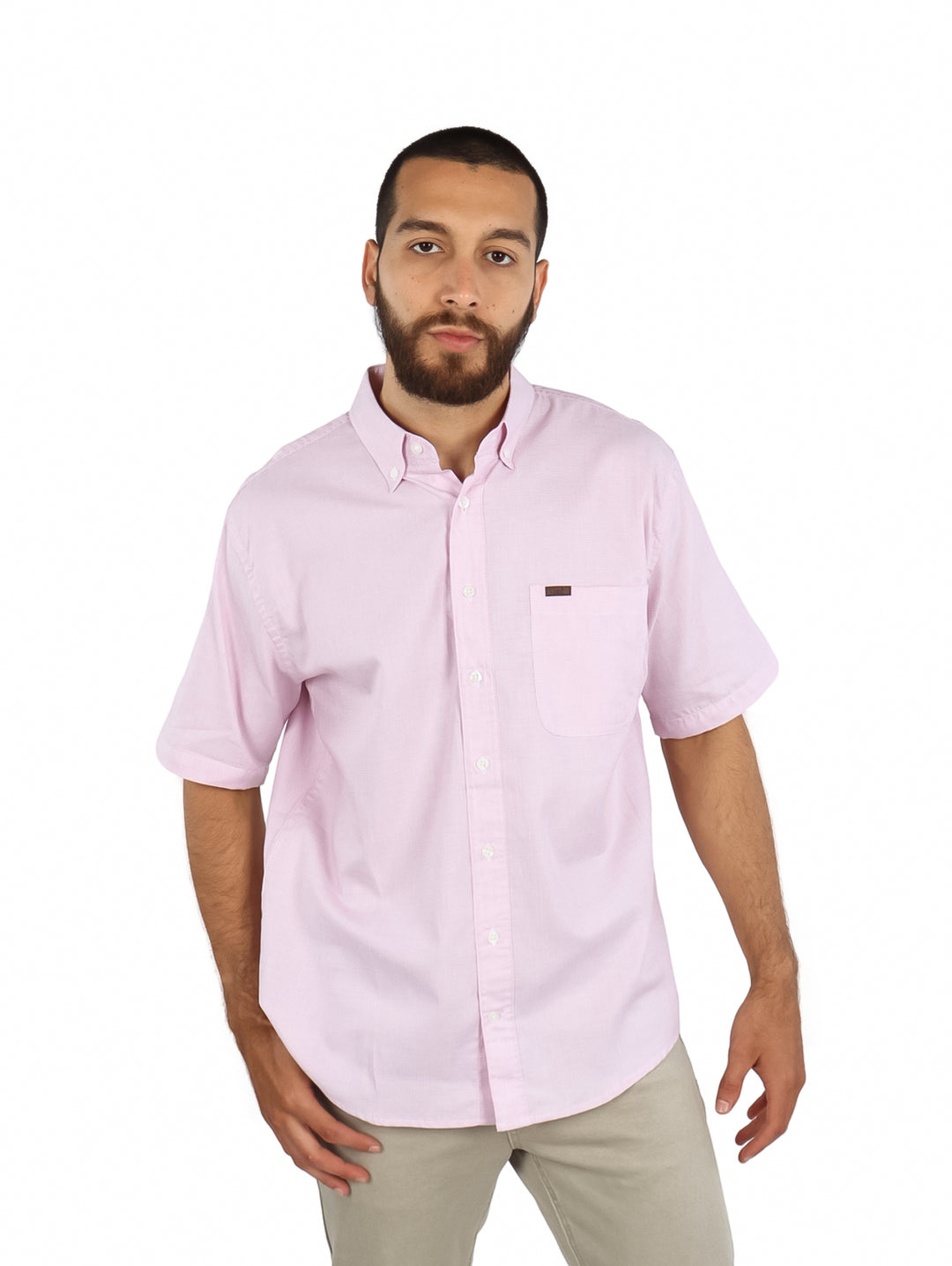 Hombre vistiendo una camisa de color rosa claro de manga corta con botones.