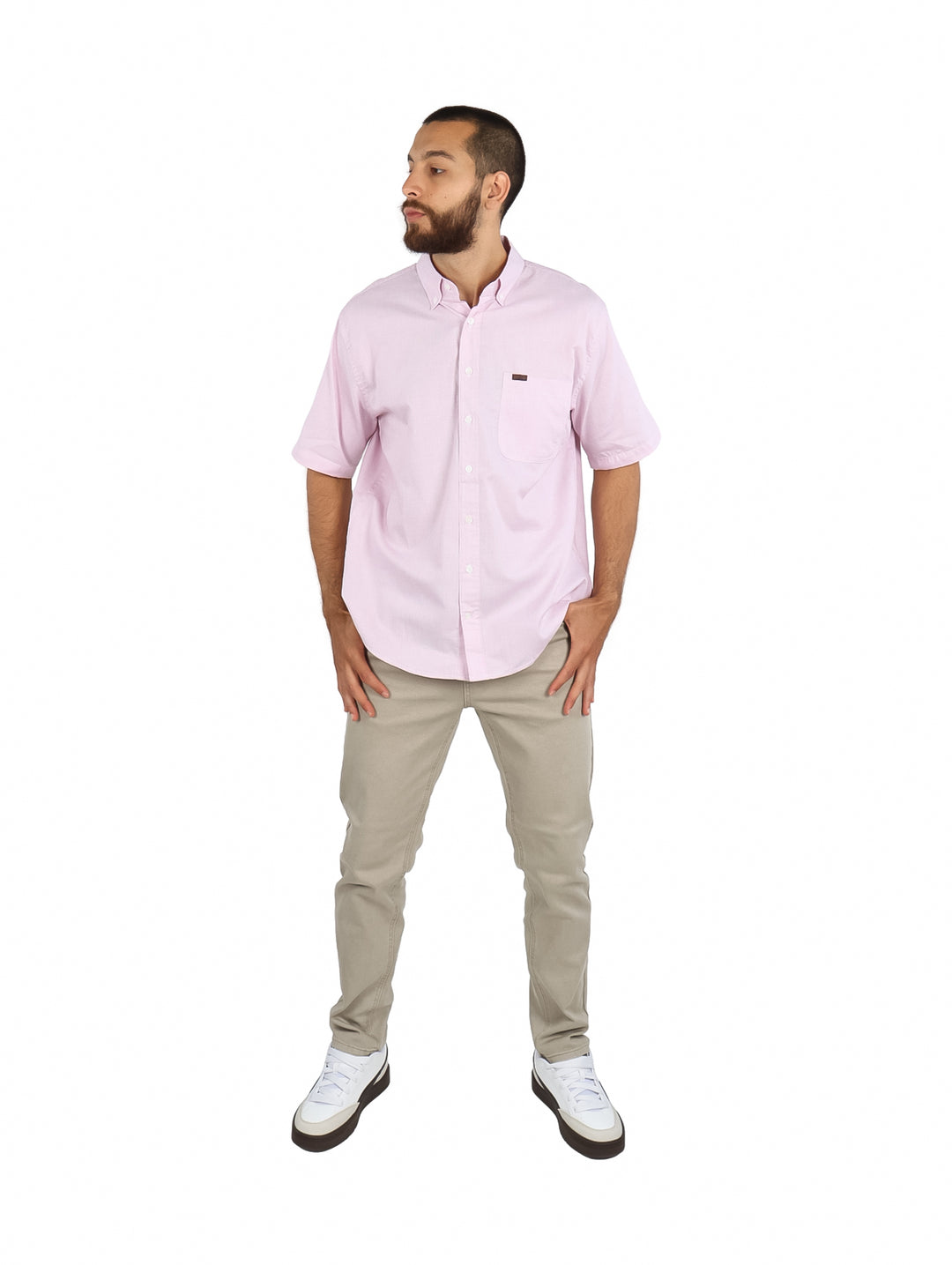 Hombre vistiendo una camisa de color rosa claro de manga corta con botones.
