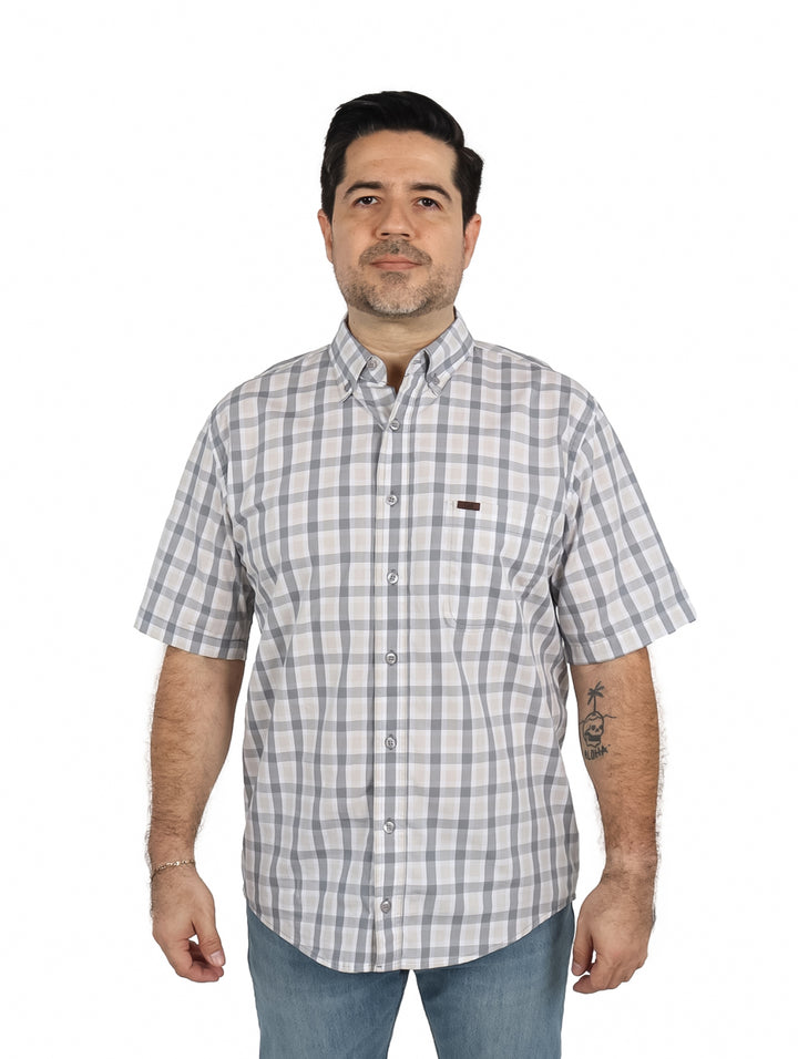 Hombre vistiendo una camisa de manga corta con estampado de cuadros en colores blanco y gris de la marca Lee.