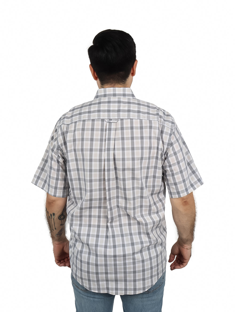 Hombre vistiendo una camisa de manga corta con estampado de cuadros en colores blanco y gris de la marca Lee.