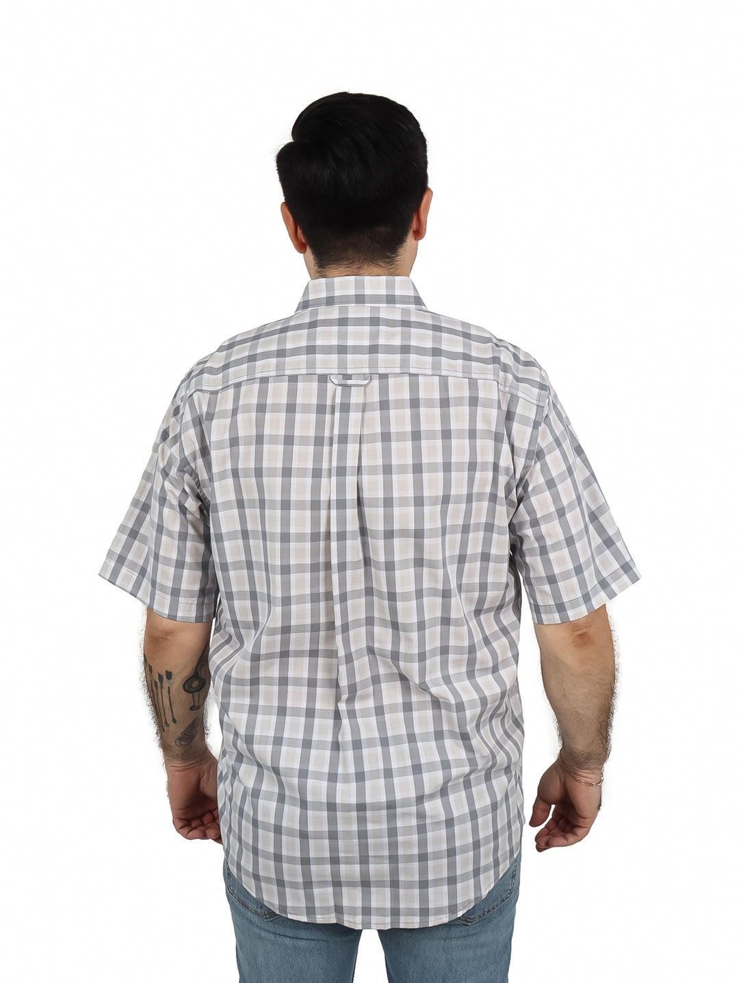 Hombre vistiendo una camisa de manga corta con estampado de cuadros en colores blanco y gris de la marca Lee.