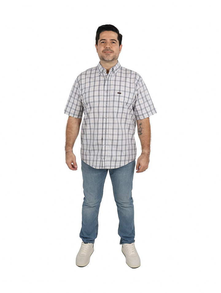 Hombre vistiendo una camisa de manga corta con estampado de cuadros en colores blanco y gris de la marca Lee.