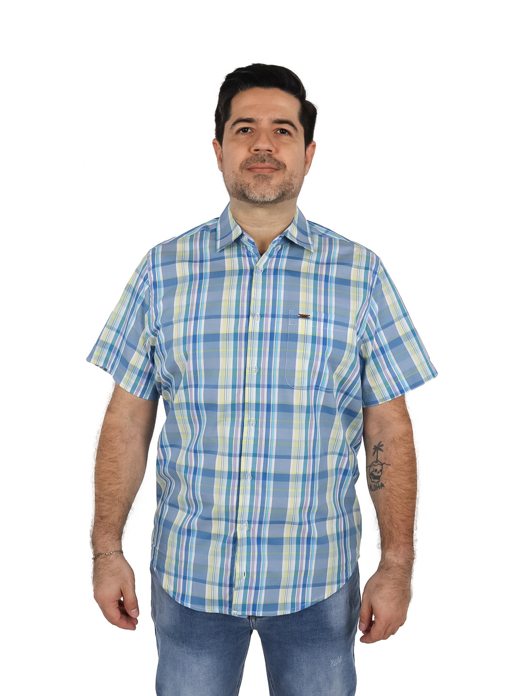 Hombre vistiendo una camisa de manga corta con estampado de cuadros en azul, blanco y amarillo.
