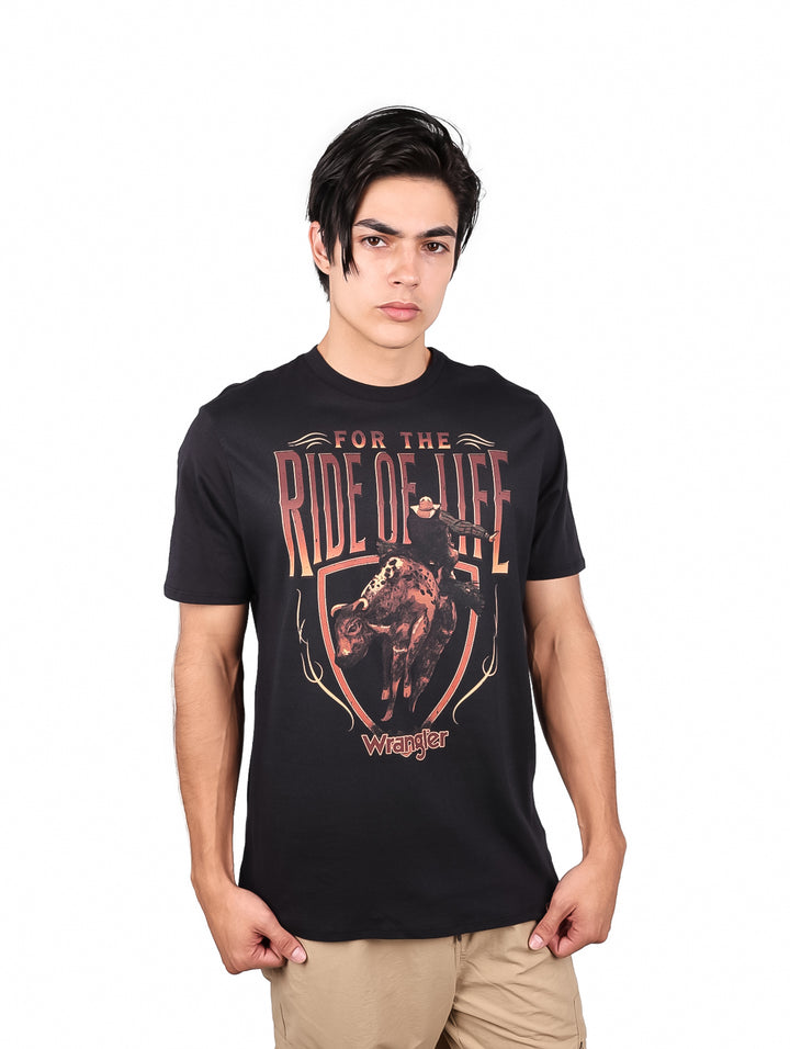 Hombre vistiendo playera negra de manga corta con estampado gráfico western de la marca Wrangler.