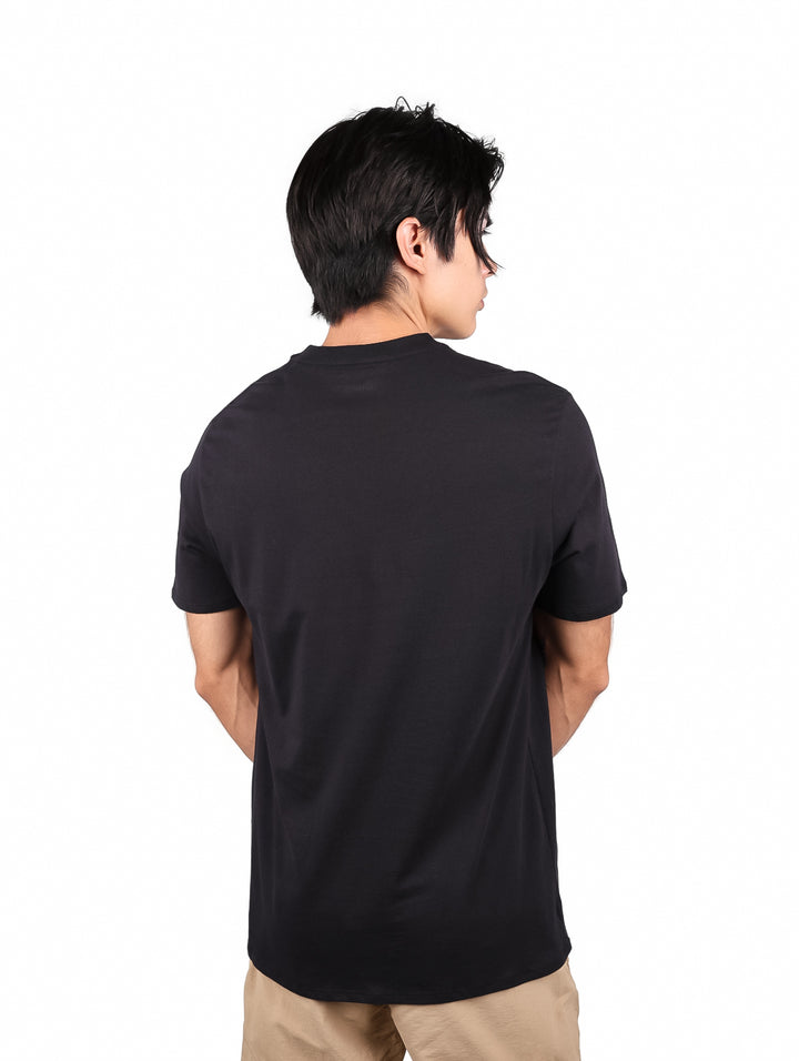 Hombre vistiendo playera negra de manga corta con estampado gráfico western de la marca Wrangler.