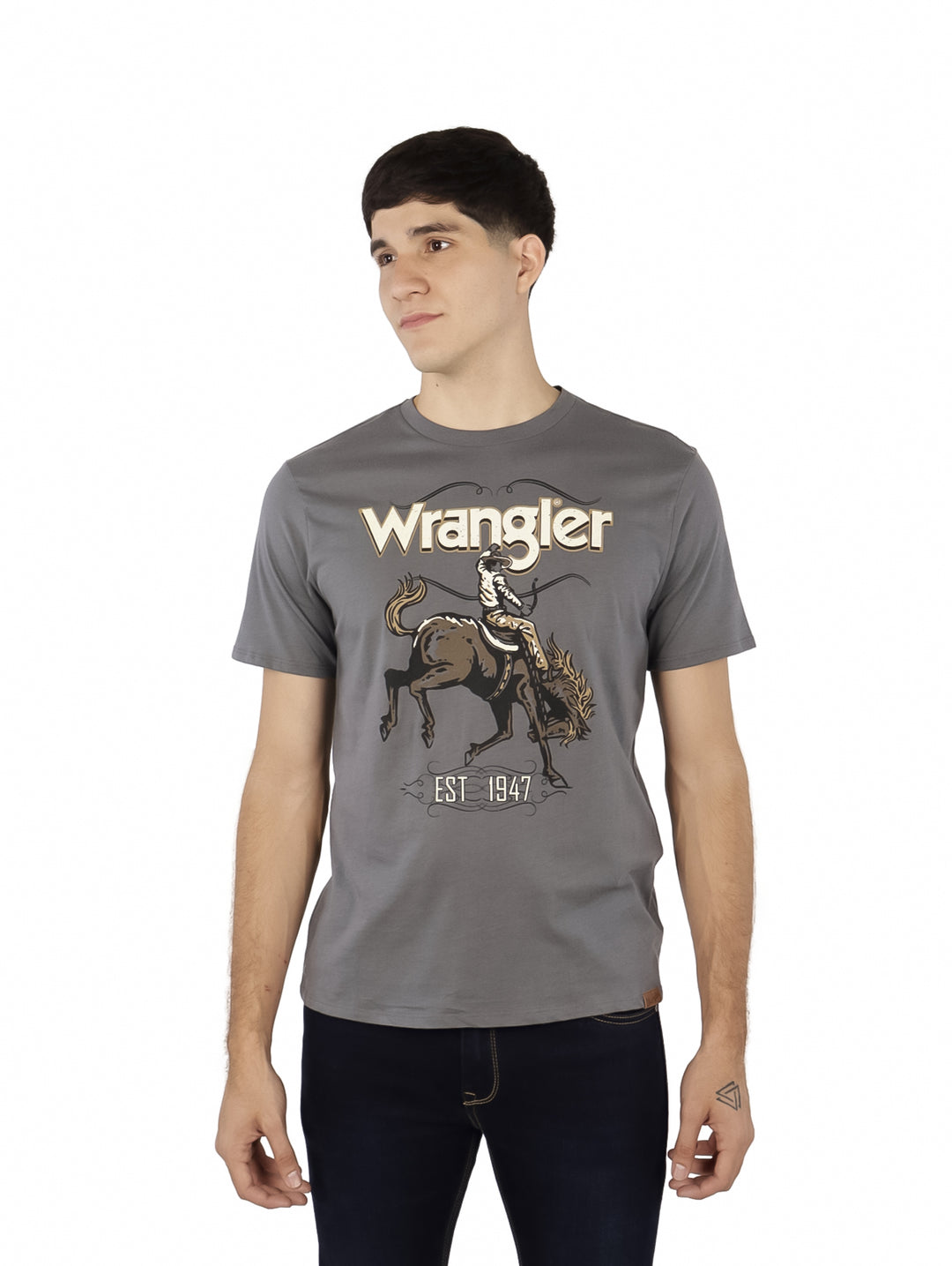 Hombre vistiendo playera gris de manga corta marca Wrangler con estampado de cowboy en el pecho.