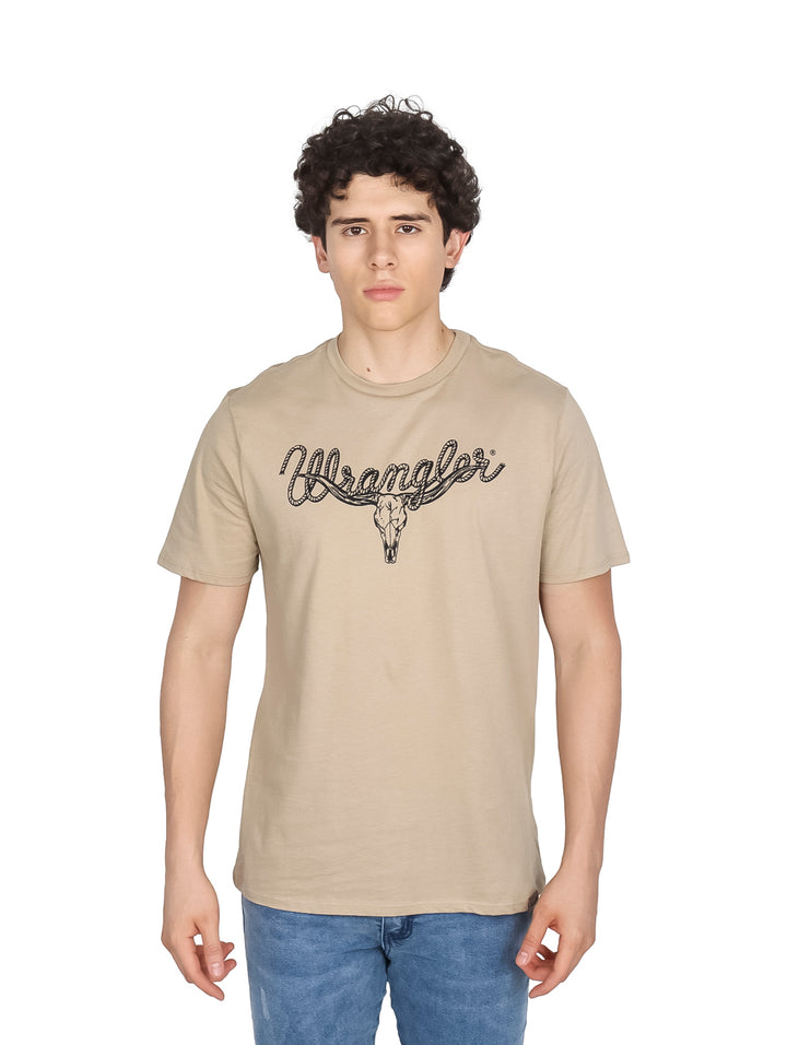Hombre vistiendo playera Wrangler de color café con estampado de calavera de toro y logo en el pecho.