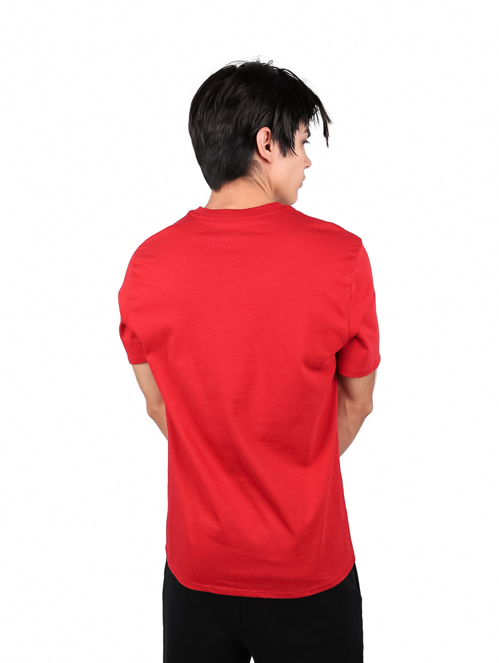 Hombre vistiendo una playera roja de manga corta marca Wrangler con estampado blanco en el pecho.
