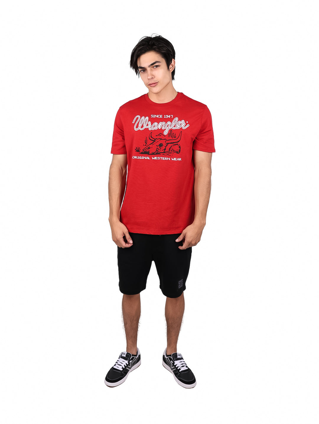 Hombre vistiendo una playera roja de manga corta marca Wrangler con estampado blanco en el pecho.