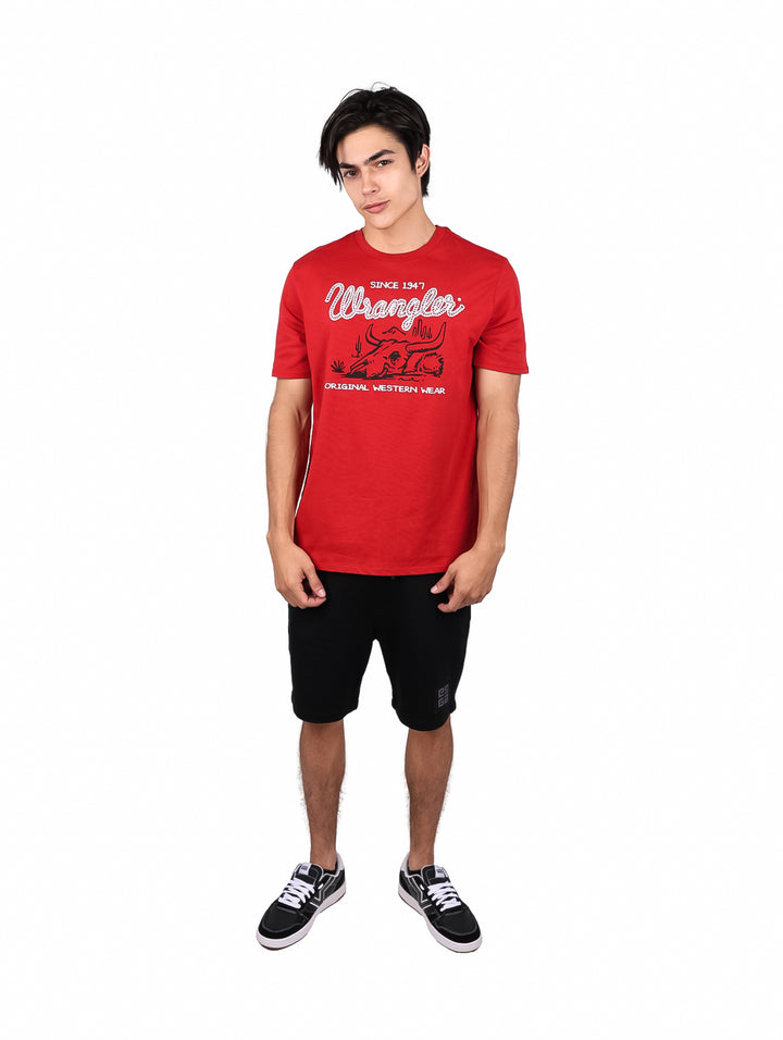 Hombre vistiendo una playera roja de manga corta marca Wrangler con estampado blanco en el pecho.