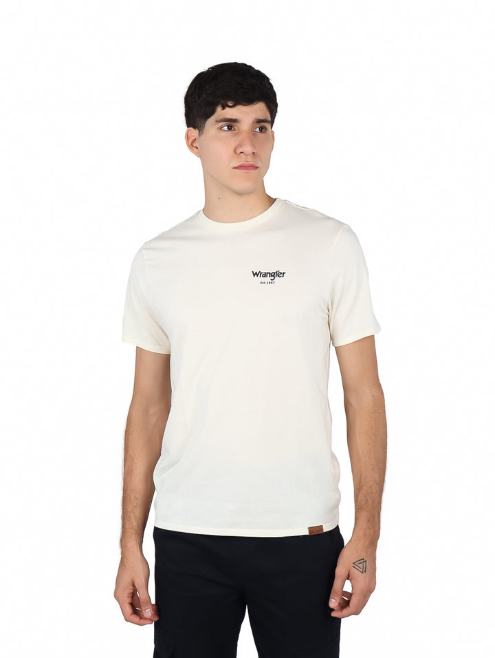 Hombre vistiendo playera Wrangler de color beige con cuello redondo y manga corta.