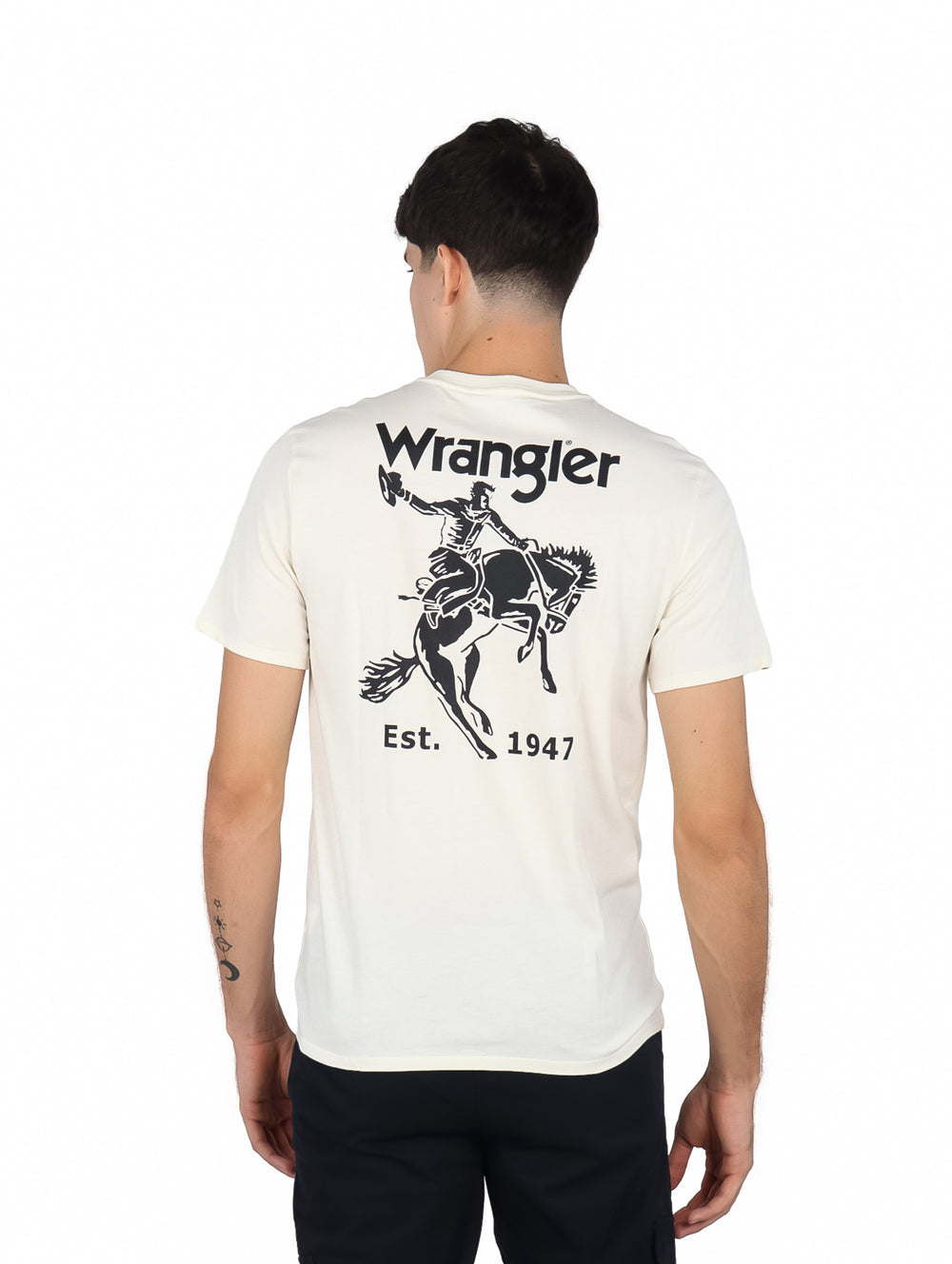 Hombre vistiendo playera Wrangler de color beige con cuello redondo y manga corta.