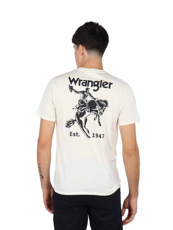 Hombre vistiendo playera Wrangler de color beige con cuello redondo y manga corta.