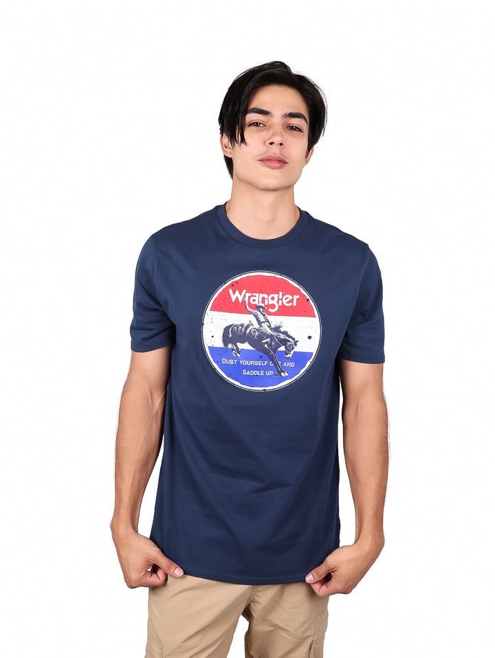 Hombre vistiendo playera Wrangler color marino con estampado circular en el pecho y pantalones beige.