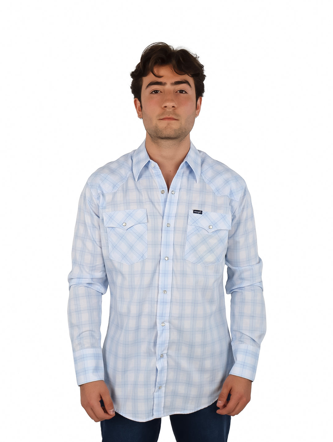 Hombre vistiendo camisa Wrangler de manga larga con estampado de cuadros en color azul y blanco.
