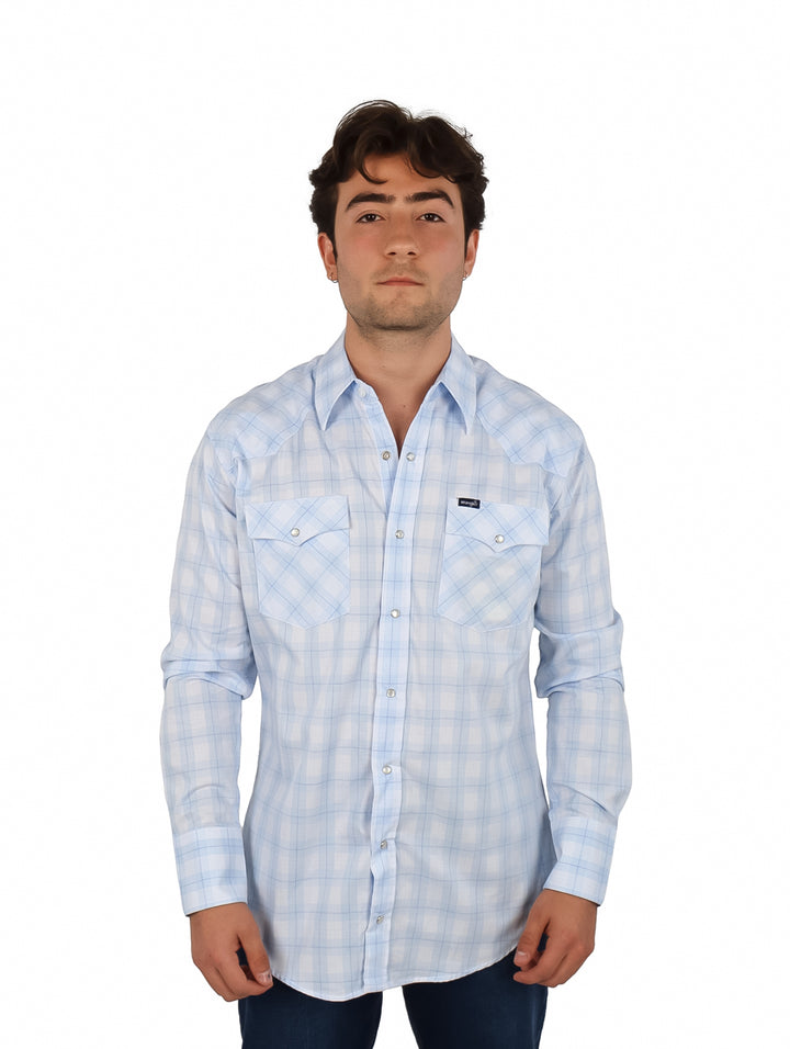 Hombre vistiendo camisa Wrangler de manga larga con estampado de cuadros en color azul y blanco.