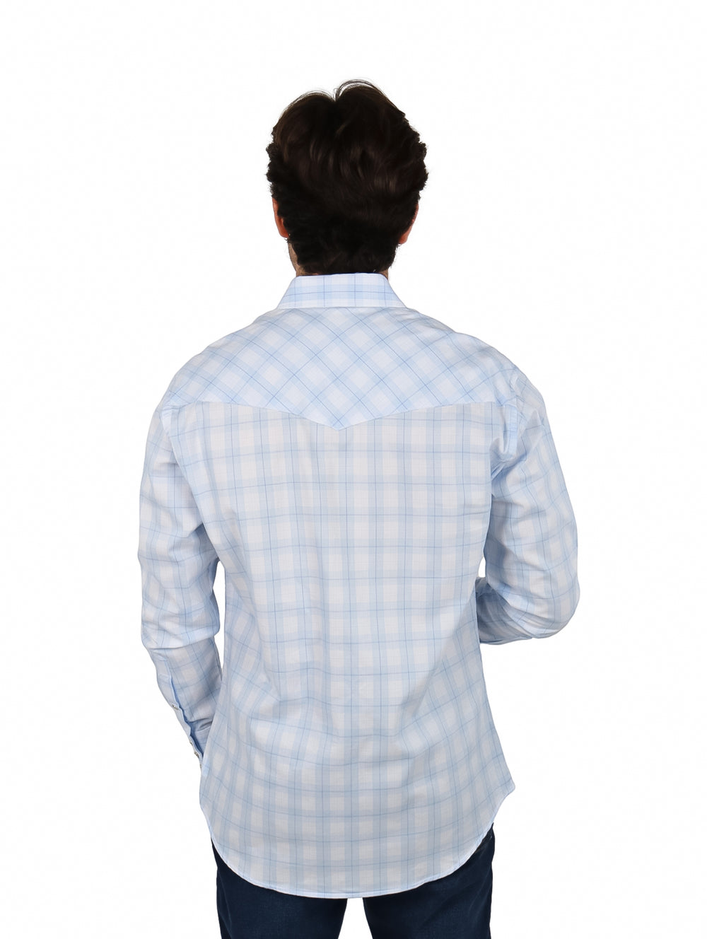 Hombre vistiendo camisa Wrangler de manga larga con estampado de cuadros en color azul y blanco.