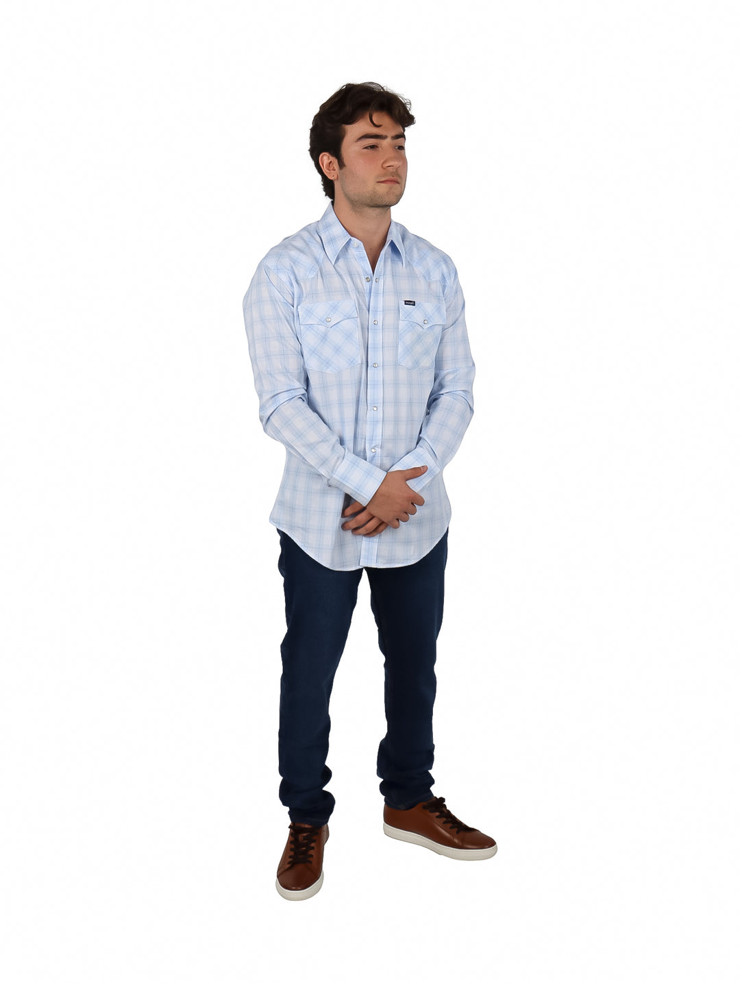 Hombre vistiendo camisa Wrangler de manga larga con estampado de cuadros en color azul y blanco.
