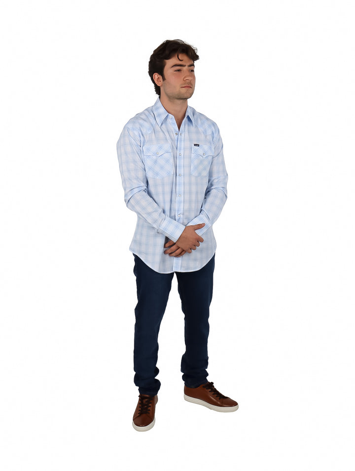 Hombre vistiendo camisa Wrangler de manga larga con estampado de cuadros en color azul y blanco.