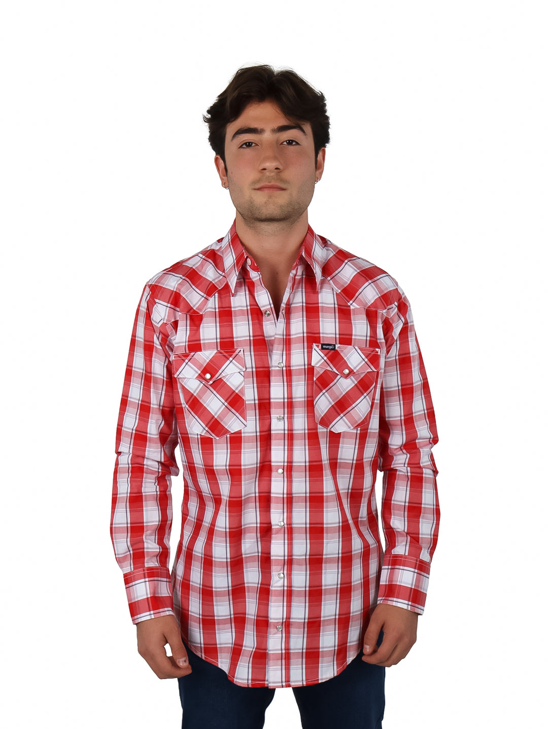 Hombre vistiendo camisa Wrangler a cuadros en color rojo y blanco con manga larga y bolsillos frontales.