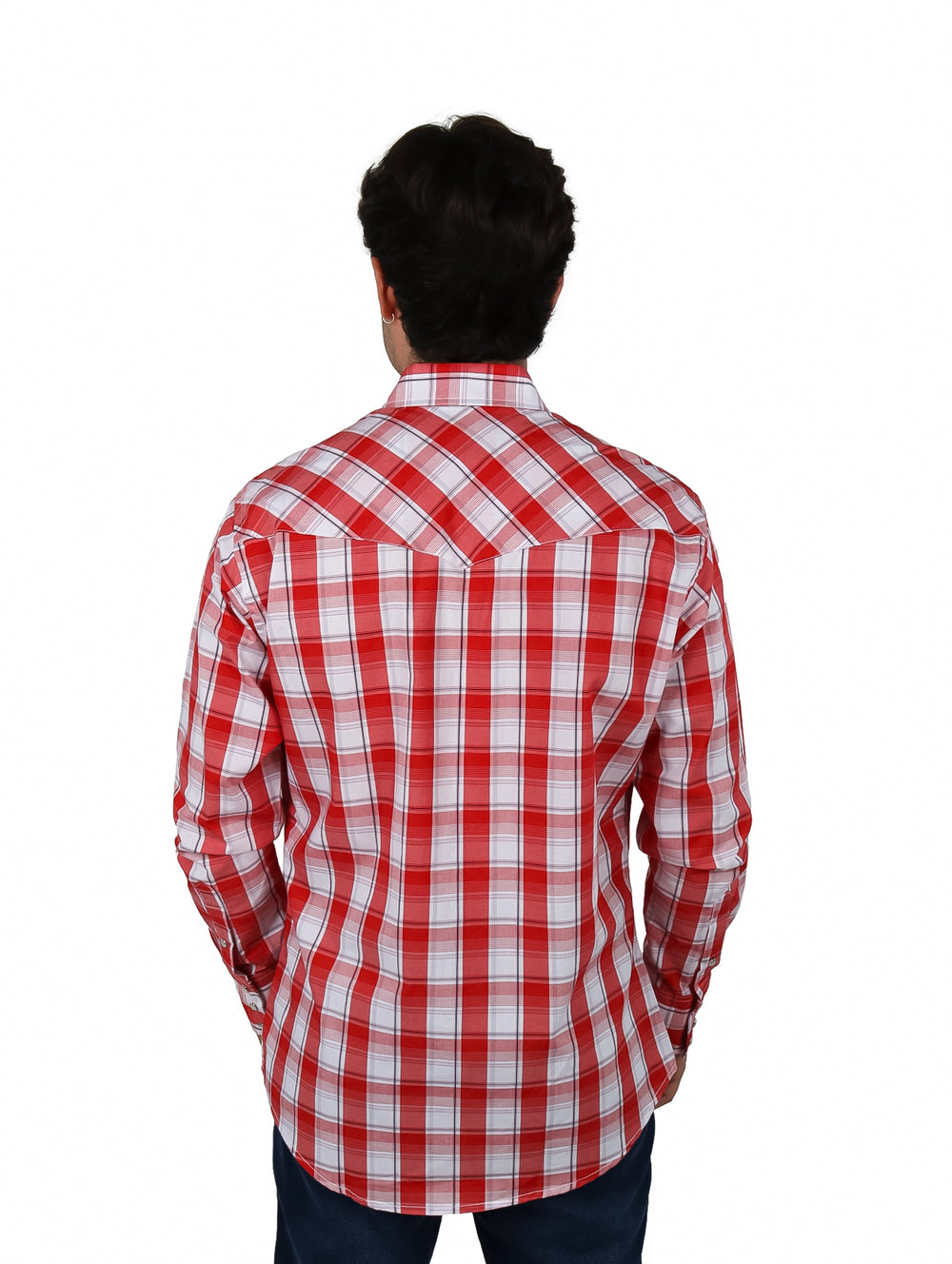 Hombre vistiendo camisa Wrangler a cuadros en color rojo y blanco con manga larga y bolsillos frontales.