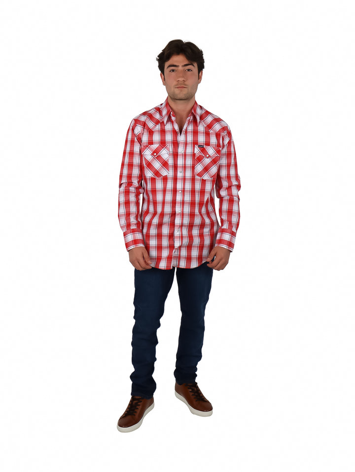 Hombre vistiendo camisa Wrangler a cuadros en color rojo y blanco con manga larga y bolsillos frontales.