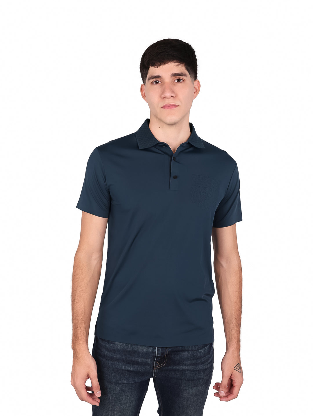 Hombre vistiendo una playera polo de color teal con cuello y manga corta.