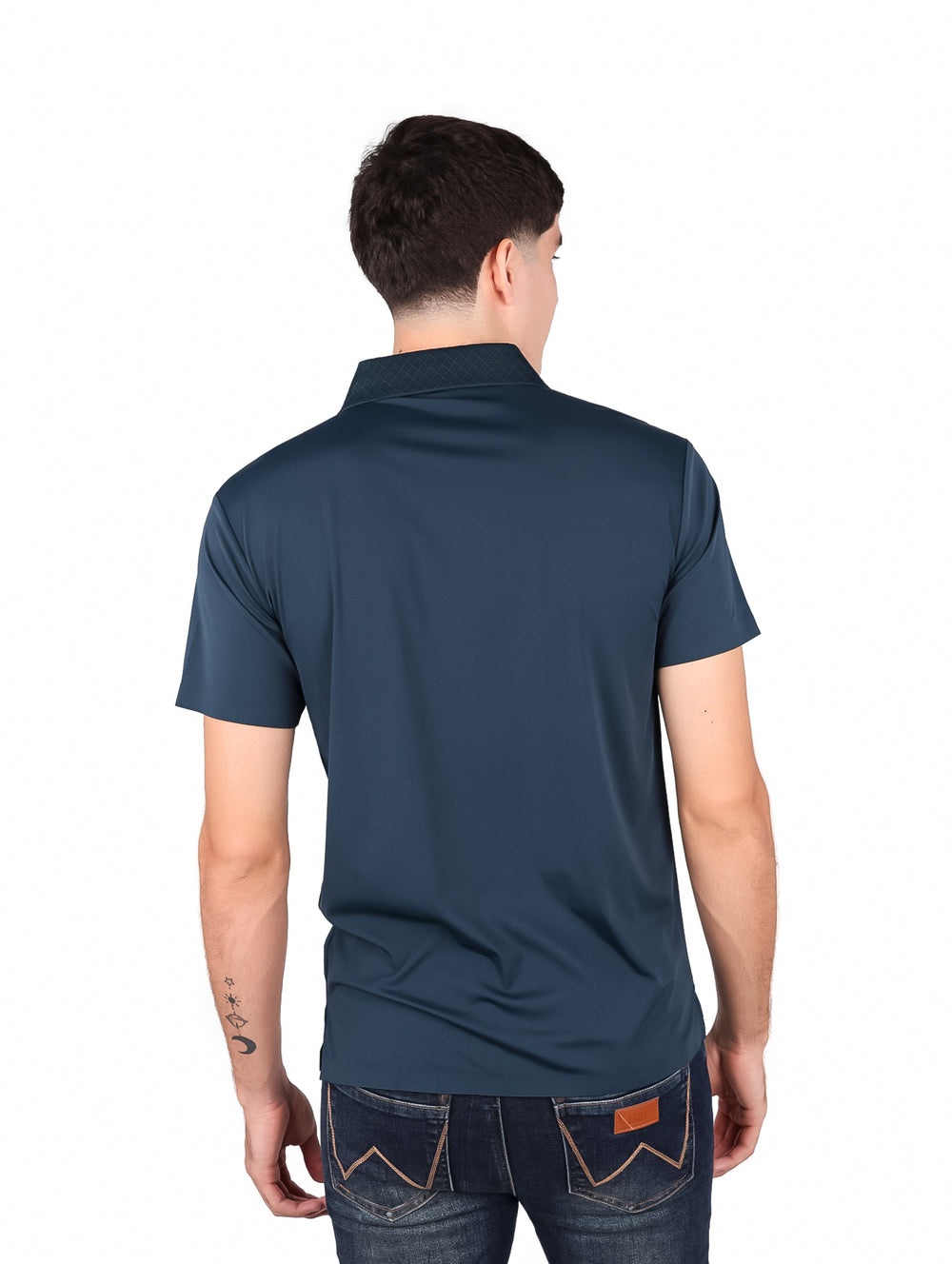 Hombre vistiendo una playera polo de color teal con cuello y manga corta.