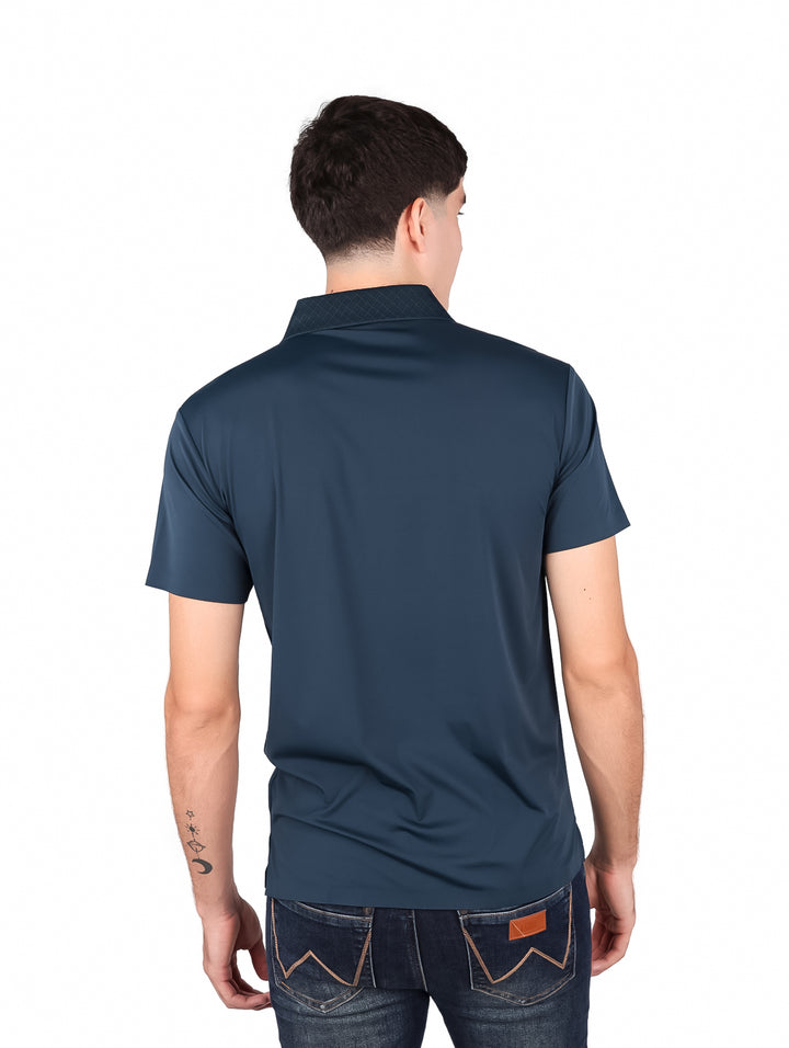 Hombre vistiendo una playera polo de color teal con cuello y manga corta.
