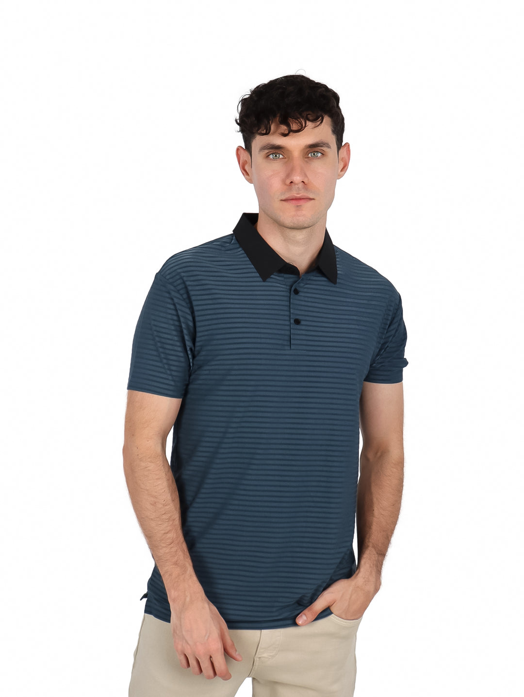 Hombre vistiendo playera polo de manga corta color negro con patrón de rayas horizontales y cuello contrastante.