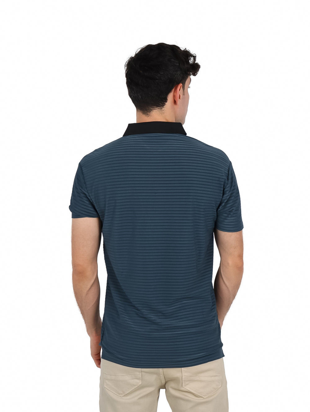 Hombre vistiendo playera polo de manga corta color negro con patrón de rayas horizontales y cuello contrastante.