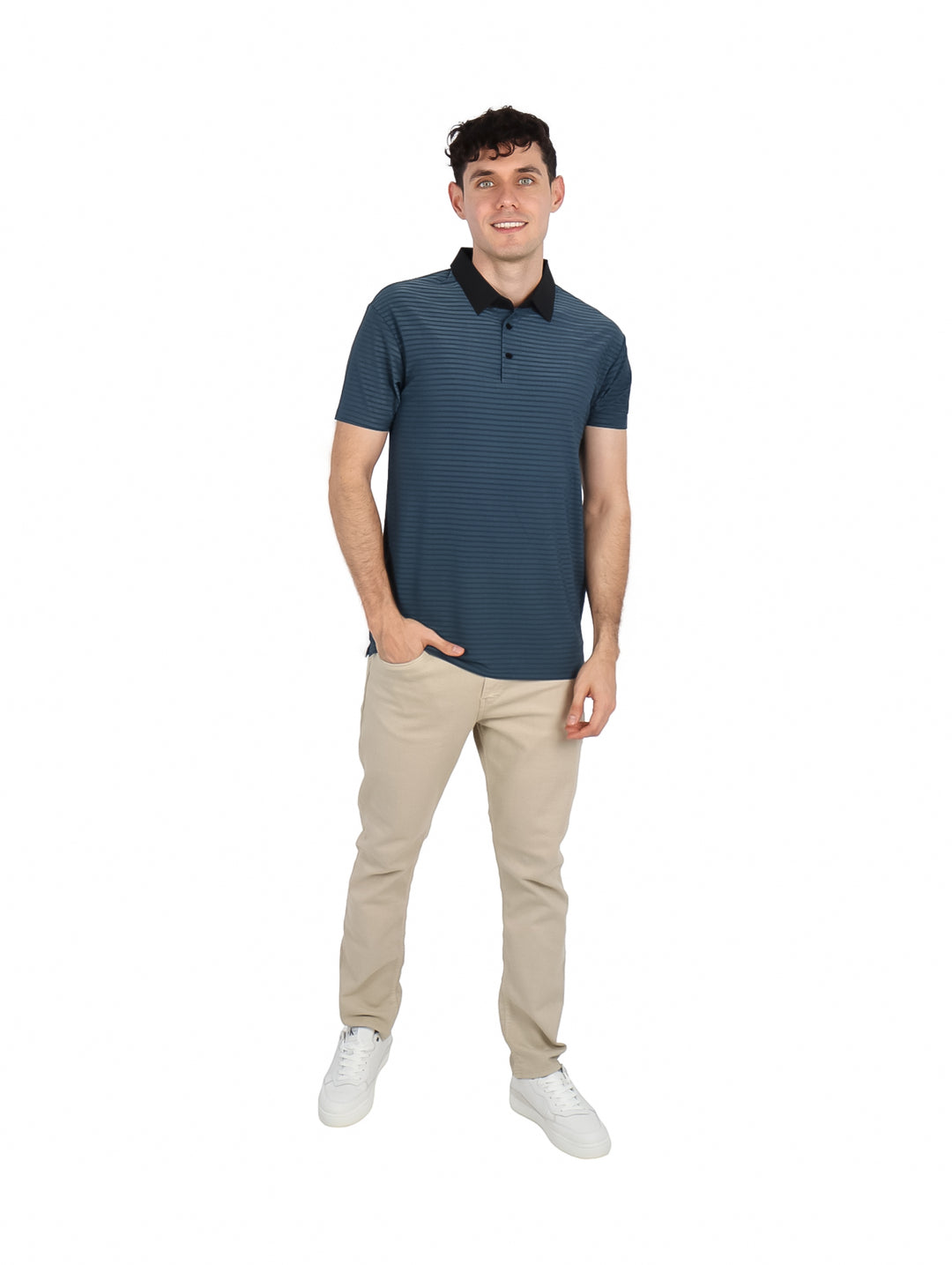 Hombre vistiendo playera polo de manga corta color negro con patrón de rayas horizontales y cuello contrastante.